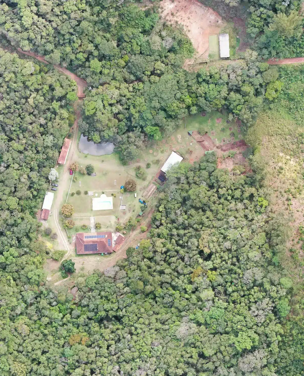 Vista aérea de uma propriedade com as estações do sistema em funcionamento