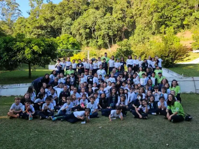Turma de crianças de escola em vivência de educação ambiental no Instituto Casológica